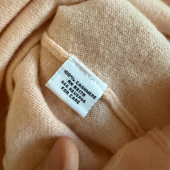 Chic Peach Sleeveless Cashmere Top - Picture 3 of 4